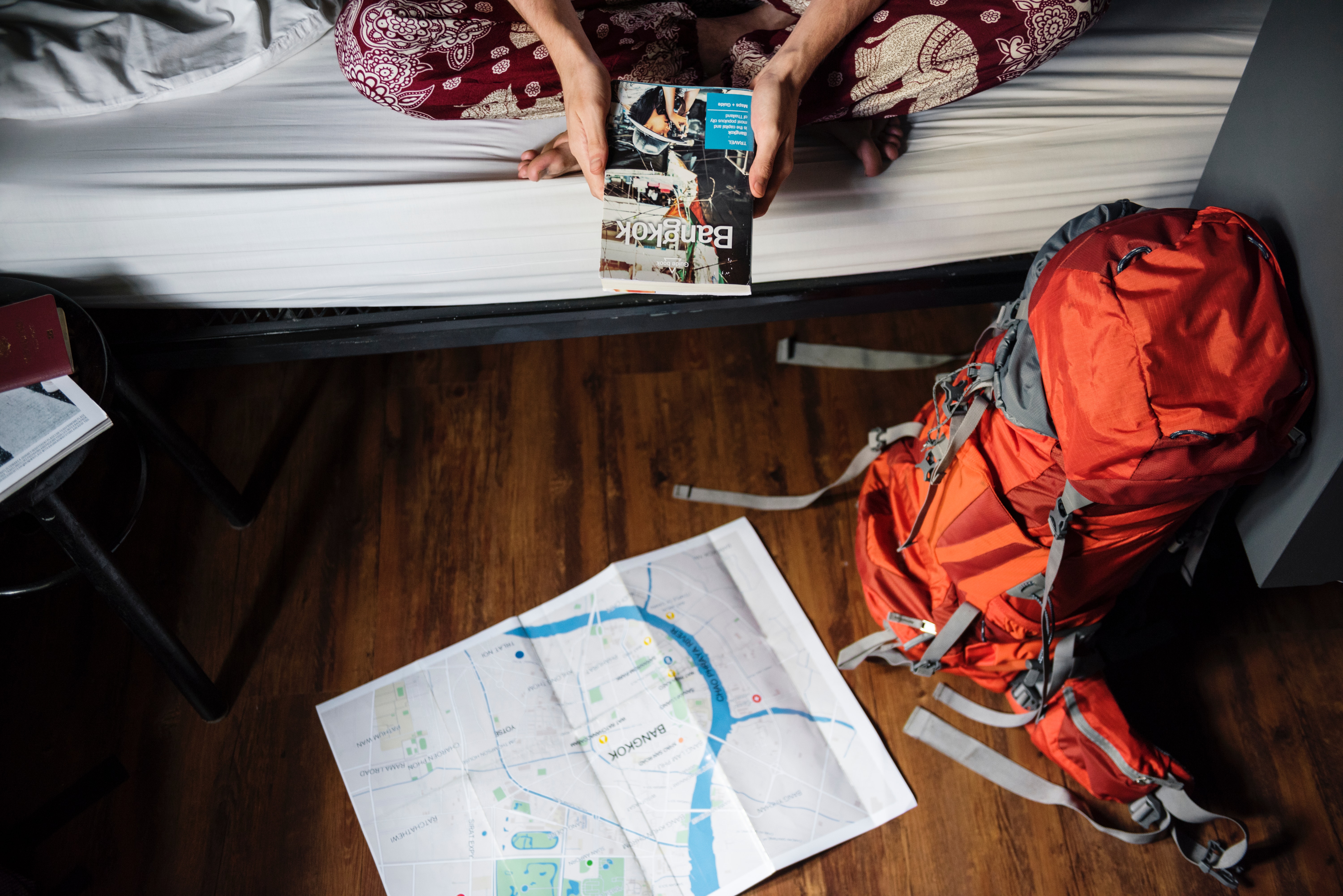 Backpacker med ryggsäck och karta